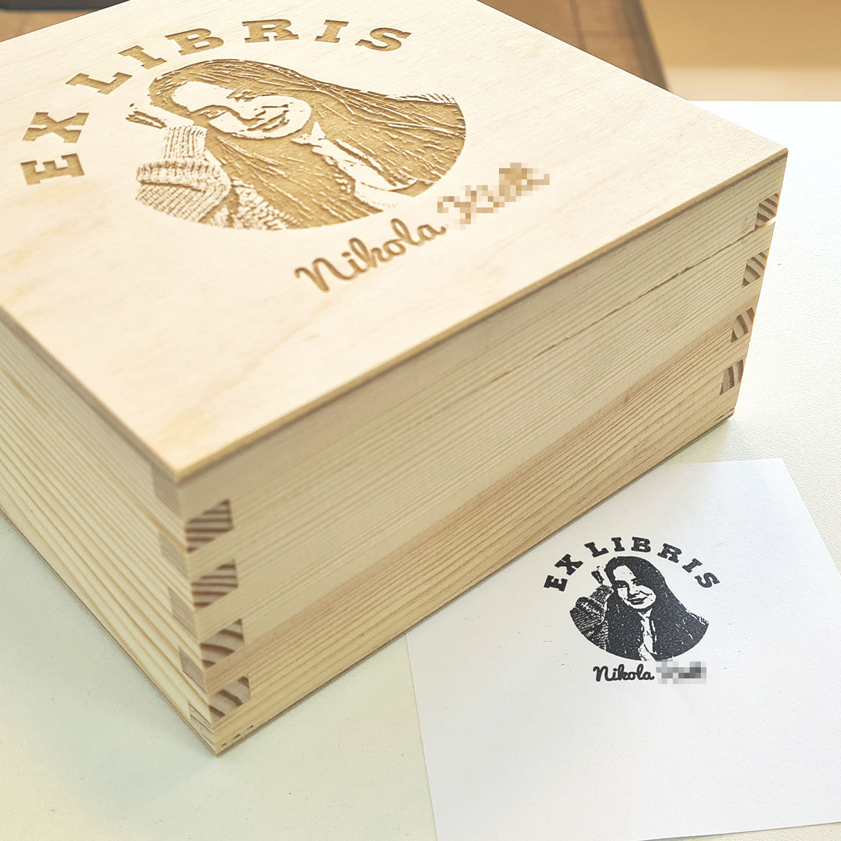 Oferujemy zestawy prezentowe dla miłośników księżek elegancko zapakowane Stempel Ex Libris ze zdjęciem w drewnianej szkatułce na prezent